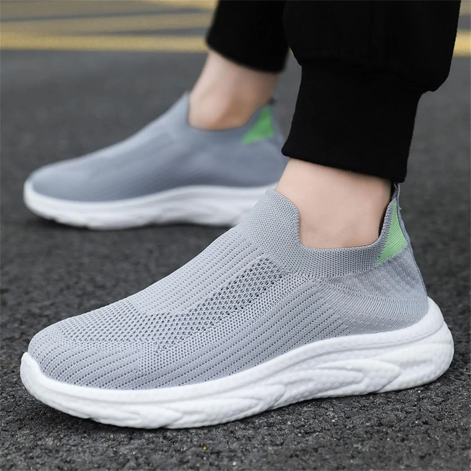 Autumn and Summer Men Sports Shoes Flat Bottom Lightweight Mesh Breathable Slip On Comfortable Fashion Canvas Shoes