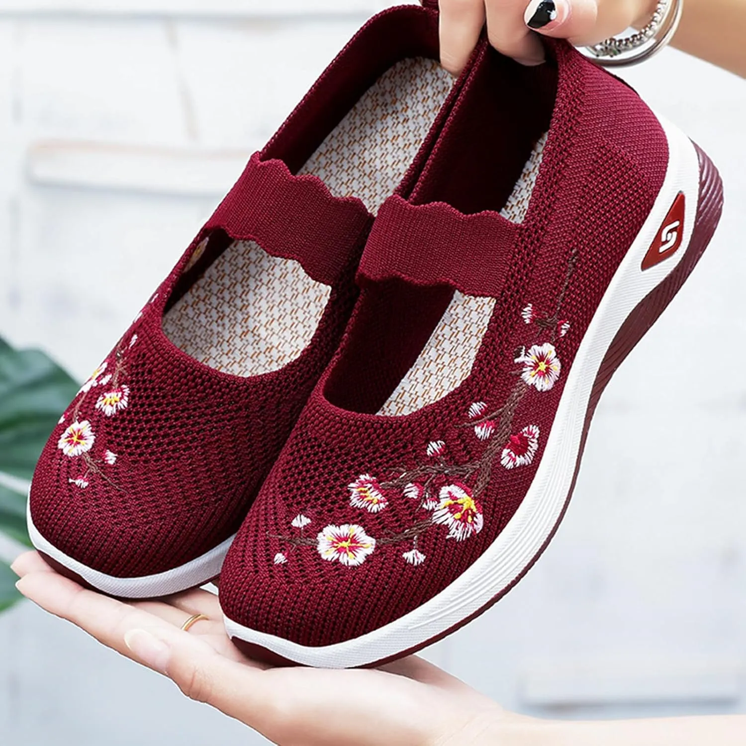 Women's Flats Shoes National Style Embroidered Flower Slip On Mesh Breathable Casual Loafers Comfortable Soft Woman Shoes Casual Heel with Arch Support