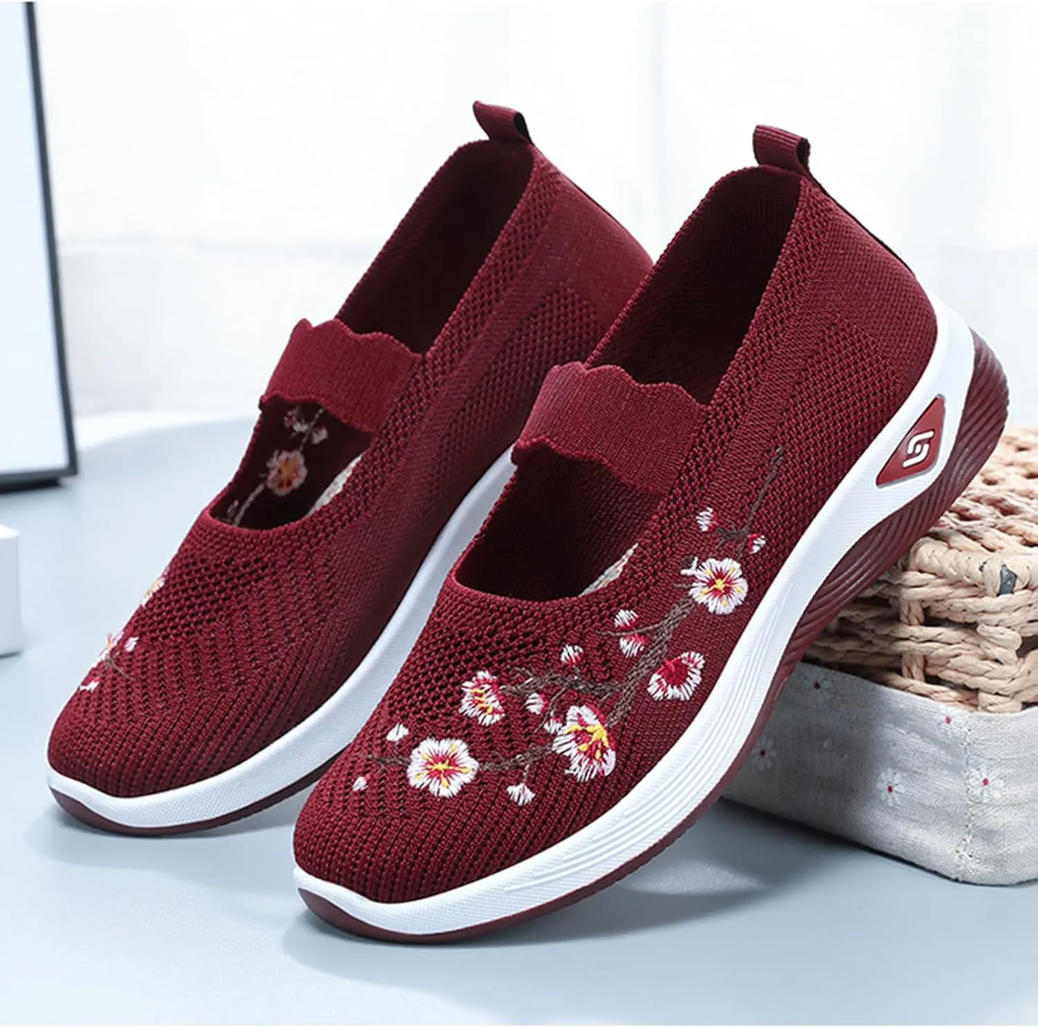 Women's Flats Shoes National Style Embroidered Flower Slip On Mesh Breathable Casual Loafers Comfortable Soft Woman Shoes Casual Heel with Arch Support