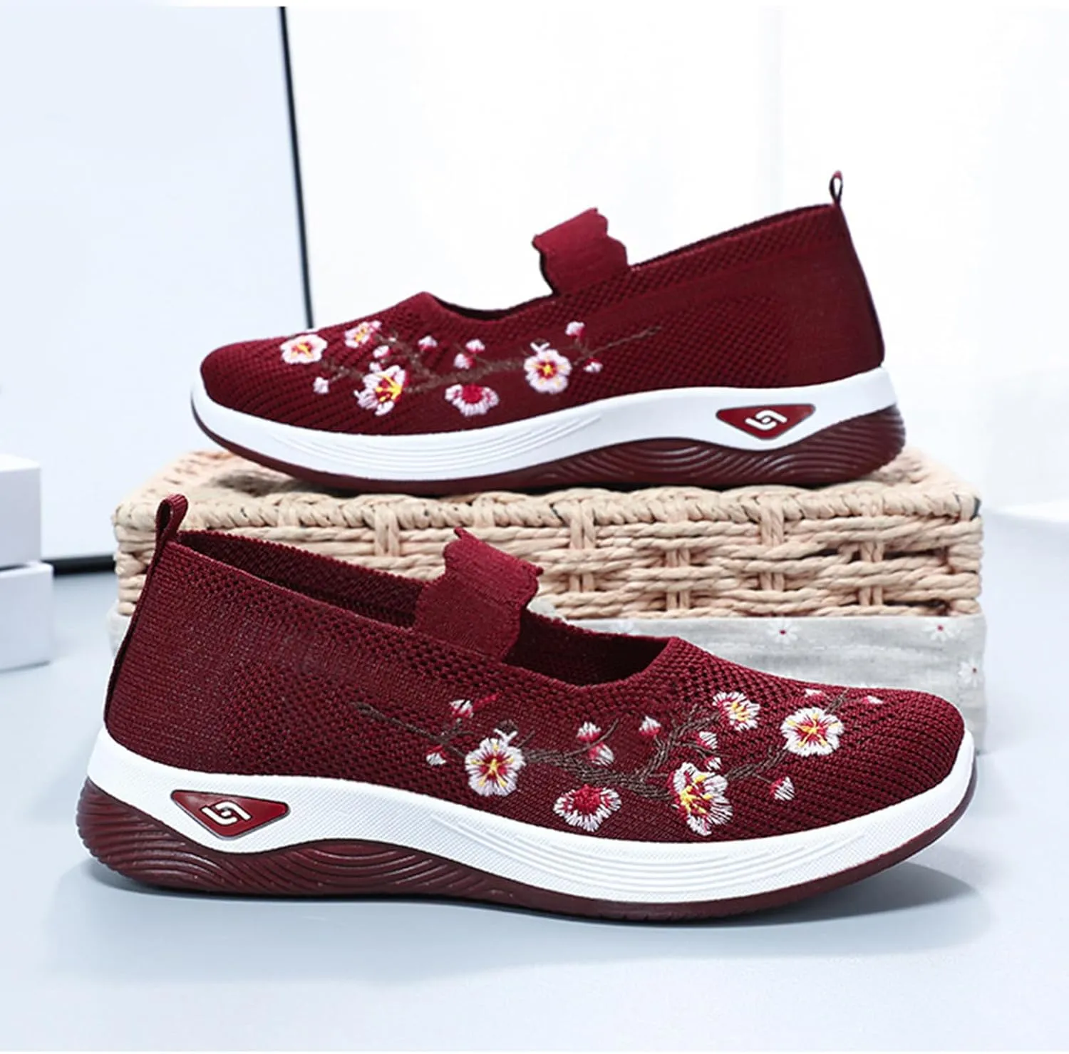 Women's Flats Shoes National Style Embroidered Flower Slip On Mesh Breathable Casual Loafers Comfortable Soft Woman Shoes Casual Heel with Arch Support